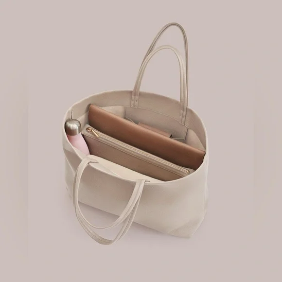 Cuyana Classic Easy Tote in RIOJA Pebbled Leather - Picture 3 of 13